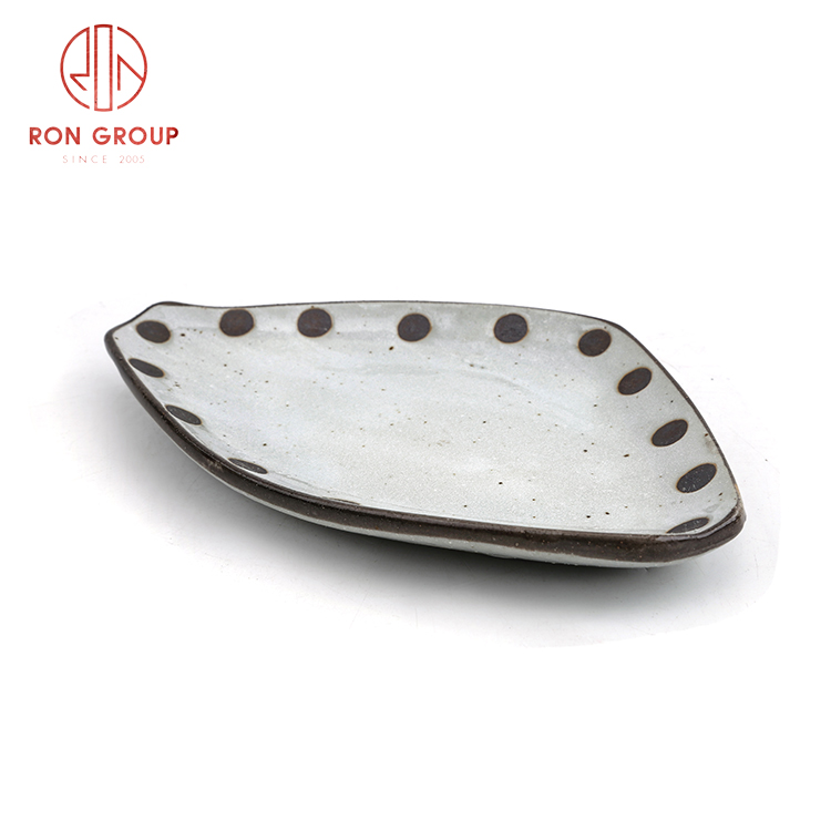 New arrived cheap price ceramic triangle fish plate Asian style creative ceramic sushi plate