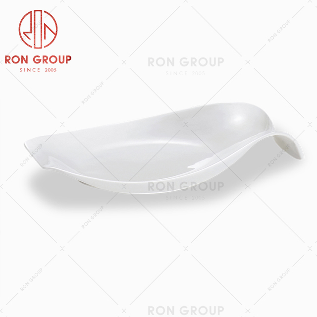Exquisite restaurant tableware portable hotel ceramic white dish with handle